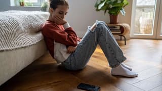 Early Smartphone Access Linked to Higher Eating Disorder Risk in Teens