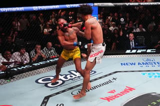 Rosas Jr. Clinches Sixth Win with Bizarre Fifth-Round Stoppage of Barcelos