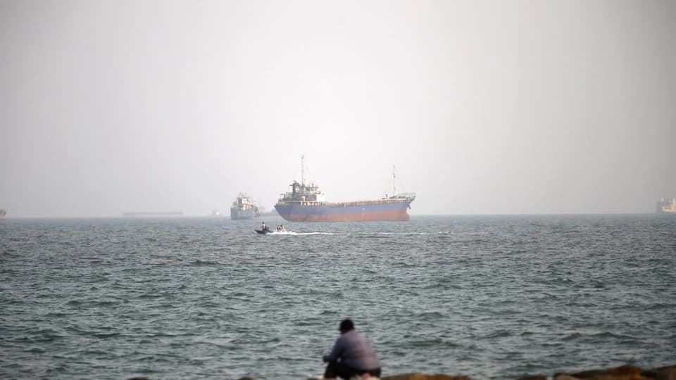 Oil Prices Swing on Houthi Strikes and Hormuz Talks