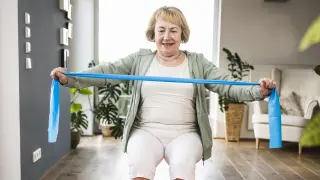 Four-move resistance-band routine helps seniors boost mobility and daily strength