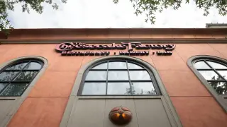 Cheesecake Factory Joke Ignites Midterm Culture War Over Class and Taste