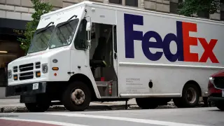 FedEx Beats Q3 Estimates, Raises 2026 Outlook Amid Margin Pressure