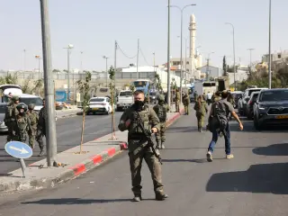 Israel imposes West Bank lockdown and mass demolitions after Hebron shooting kills two soldiers