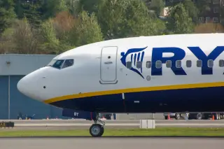 Ryanair 737 Window Rupture Linked to Suspected Fan-Blade Failure
