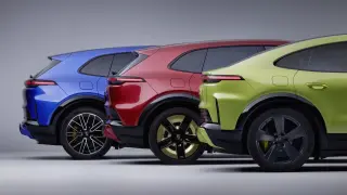 Porsche Cayenne Electric Expands Paint-to-Sample Colors and Adds Auto-Opening Doors