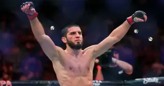 Makhachev Banks 17th Straight Win, Retains Welterweight Crown at UFC 330