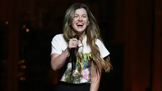 Clarkson quips through wind-blown wardrobe moment at Vegas show