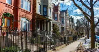 Chicago's Great Elevation: Streets Lifted by Thousands of Screws Beneath Occupied Shops