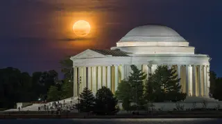 Worldwide Flower Moon Illuminates Landmarks in Awe-Inspiring Moonrise Photos
