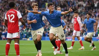 Brighton stun Arsenal 3-0 to seize top spot as City wait