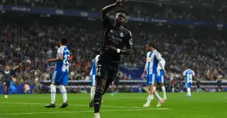 Vinícius doubles down to keep Real Madrid's title hopes alive ahead of Clásico