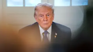 Trump convenes refiners to tackle gas prices amid Venezuela deal