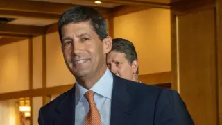 Warsh’s Jackson Hole stance signals Fed independence as Rogoff warns of political backlash