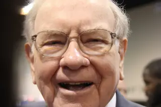 Buffett’s Crash Playbook: Invest Through It, Keep Cash Ready to Pounce