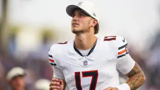 Bears Keep QB Decision Secret as Bagent Leads Practice Reps