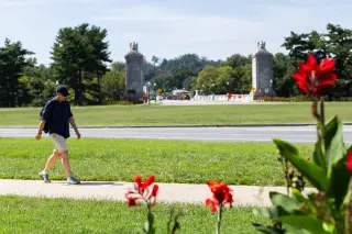 Trump’s Arch Plan Recasts Landmark as Military Site, Triggering Legal and Airspace Scrutiny