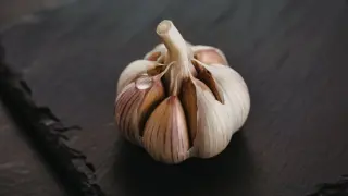 Diallyl Disulfide: Garlic’s Secret to Slowing Insect Reproduction