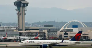 Delta Flight Diverts to Detroit After Captain’s Medical Emergency