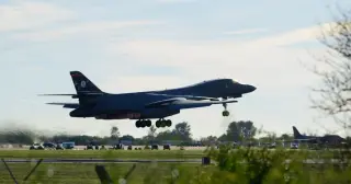 U.S. Evacuates 12 B-1 Bombers from U.K. Base Amid Renewed Iran Threats
