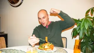 Nighttime meals disrupt hormones, sleep, and weight, nutritionist says