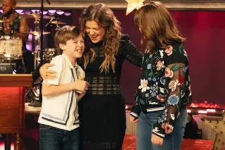 Kelly Clarkson Bids a Bittersweet Farewell With a Fan-Driven Finale