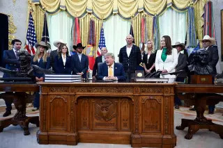 Trump pushes to lift gray wolf protections, widening hunt permissions