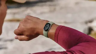 Google Fitbit Edge Launches as Mid-Tier Tracker with Replaceable Battery