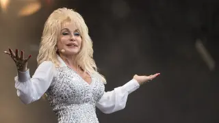 Mississippi mayor questions flag gesture in Dolly Parton tribute