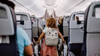 Screaming toddler delays flight, igniting online debate on etiquette