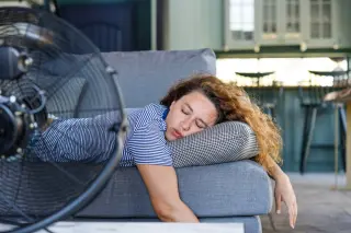Nighttime fan use: cooling benefits, allergy risks, and how to use safely
