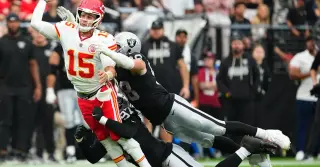 Chiefs Overcome Late Deficit to Beat Raiders 30-27, Maintaining Perfect Start