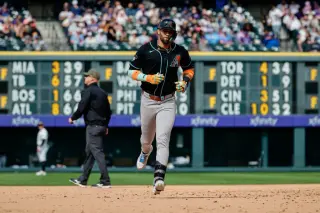 D-backs DFA Lourdes Gurriel Jr., opening 40-man spot for Jose Fernandez
