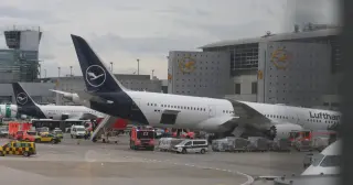 Frankfurt gate mishap hits Lufthansa crew as 787 nose gear collapses