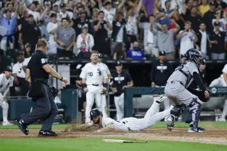 Costly 11th-inning throw sinks Yankees in 12-inning loss to White Sox