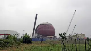Stade Nuclear Plant’s 262-Foot Stack Toppled in Controlled Blast, Marking Final Phase of 21-Year Teardown