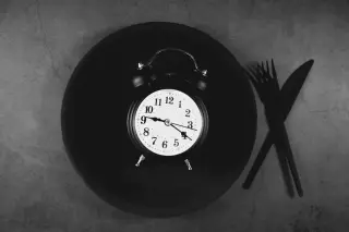 Time-Restricted Eating Shows Early Cognitive Gains in Older Women on Weight-Loss Plan