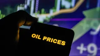 IEA warns of oil overhang next year as Iran deal looms