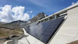Alpine Solar Wall Delivers Winter Power, but Swiss Regulation Stalls the Next Wave