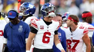 Dart pushed to return after knee issue, Giants pull him from MNF