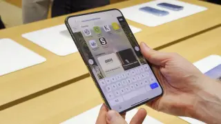 iPhone Duo Launch Sparks Debate Over Display Consistency and Crease Management