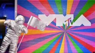 Swift Sets VMA Record, Honors Parton, and Debuts New Video