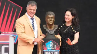 Vinatieri Fires Light Jab at Belichick in Hall of Fame Speech