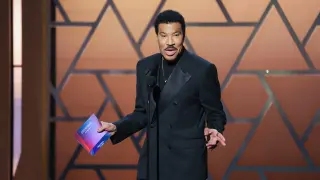 Lionel Richie Halts Chicago Show After Health Scare, Reschedules Tour Dates