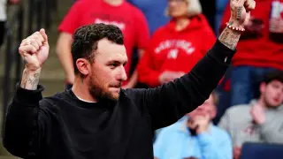 Manziel overwhelms Menery in quick dad-bod MMA debut