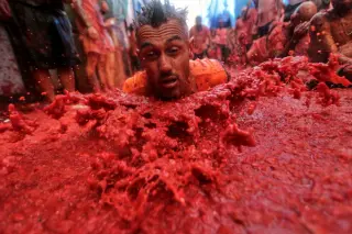 Tomato-tossing frenzy erupts at Spain’s La Tomatina festival
