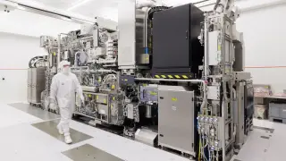 MIT advances photonic links to petabit-speed data transfer