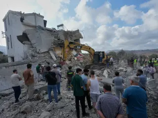 Israeli airstrikes in southern Lebanon kill at least four amid widening clash