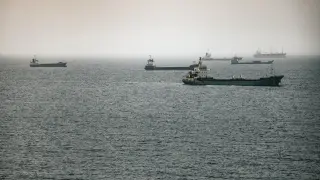 Oil climbs as US-Iran clashes threaten Hormuz Strait