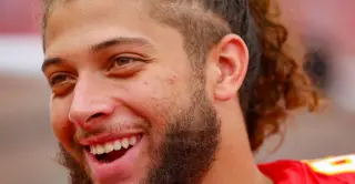 Chiefs DE Ashton Gillotte assists stranded fans after overtime win