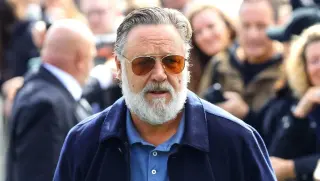 Crowe Pushes Back at Fans Outside Paris Hotel, Slamming Autograph Seekers